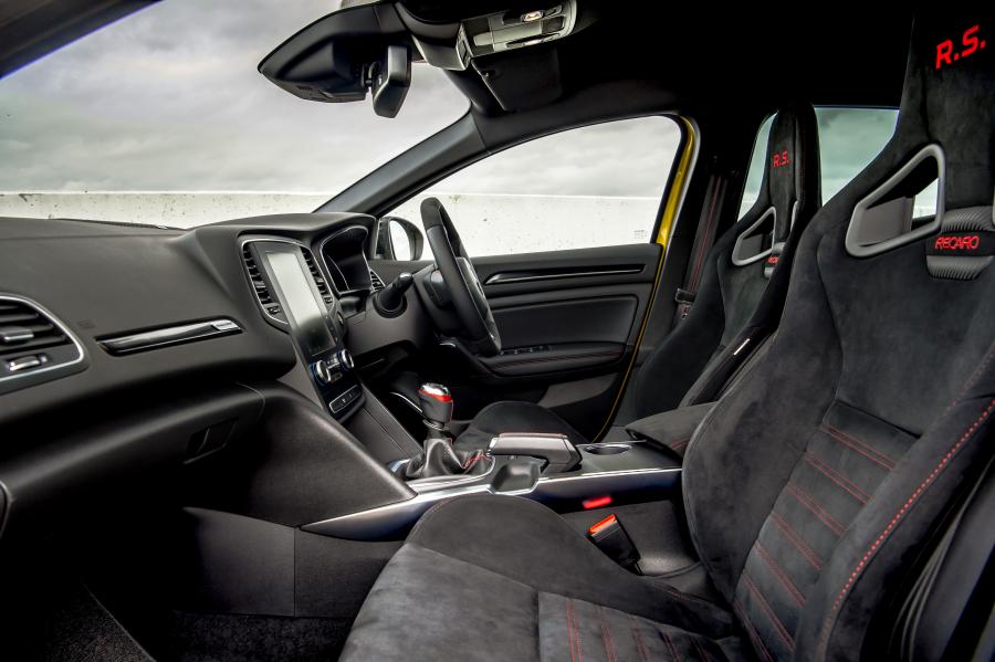 Интерьер Renault Megane R.S. 300 Trophy 2019 года  (UK) (фото 11 из 40)